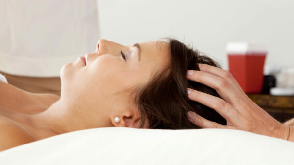 Waarom hoofdhuidmassage goed is tegen stress